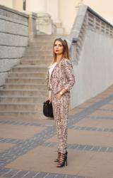 SNAKESKIN PRINT TWO PIECE SUIT | damski garnitur w jesiennej stylizacji