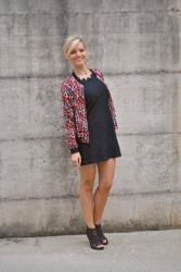 OUTFIT: BLACK DRESS AND VARSITY JACKET - ABITO IN PIZZO NERO ABBINATO AD UN BOMBER STAMPATO -