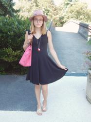 Petite robe noire et chapeau rose 