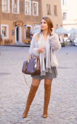 GRAY FUR COAT & CAMEL OVER THE KNNE BOOTS | elegancka stylizacja jesienna z karmelowymi kozakami za kolano
