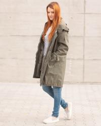 Kurtka parka khaki hm, beżowa torebka, slip on i jeansy | 70 wyrażeń, które warto zastąpić innymi słowami by żyło się nam lepiej