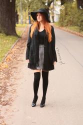 Spódnica w pepitkę, elegancka stylizacja na jesień, jesienny czarny kapelusz, czarne zakolanówki - houndstooth outfit