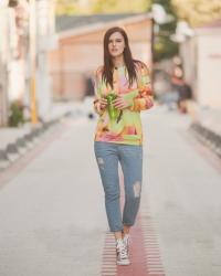 WEEKEND IN COLORFUL SWEATSHIRT