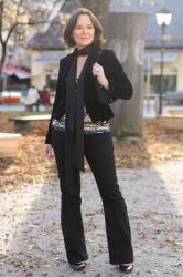 Party look in flared jeans, velvet blazer & sequins