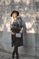 BLACK SKINNY JEANS AND TARTAN SHIRT - UNA MAXI CAMICIA STAMPA TARTAN ABBINATA A JEANS SKINNY NERI ED UN CAPPELLO FEDORA -