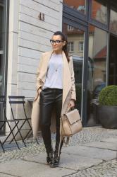 Paltonul camel si Geanta nude intr-un mix de toamna prin Berlin 