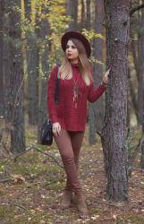 AUTUMN IN FOREST | jesienna stylizacja z bordowym kapeluszem i swetrem oversize 