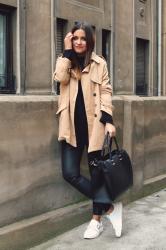 Total black, trench and sneakers