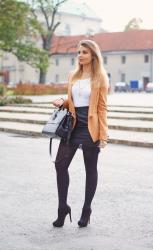 CAMEL BLAZER & BLACK LACE SKIRT | stylizacja ze skórzaną spódnicą