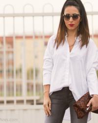 Look Cómodo y Estiloso: Camisa blanca, Jeans y Sandalias joya de Magrit