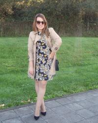Vestido floral fluido con trench