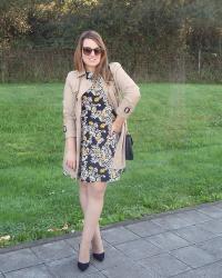 Vestido floral fluido con trench