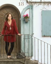 Casual chic weekend look in a burgundy tunic