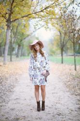 VESTIDO DE FLORES Y SOMBRERO ROSA