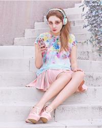 Floral and pastel everything 🌸
Headphones and iPhone case from...