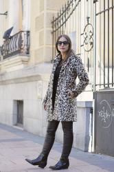 Total black y abrigo de leopardo