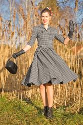 Perfekt gekleidet mit dem Idda van Munster 50’s Tartan Swing Dress