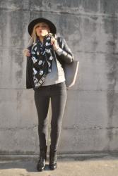 OUTFIT: SKINNY BLACK JEANS AND FEDORA HAT - COME INDOSSARE UNA MAXI NERA SCIARPA  A FANTASIA ? -