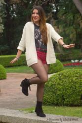 Shorts rojos con cardigan. 