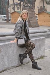 OUTFIT BLACK MAXI PULL AND EGG SHAPED COAT - CALZE IN PIZZO NERO ED UN CAPPOTTO DALLA LINEA  A UOVO -