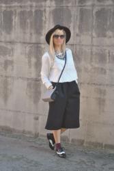 OUTFIT CULOTTE PANTS AND WHITE SWEATSHIRT - PANTALONI CULOTTE NERI ABBINATI AD UNA FELPA BIANCA -