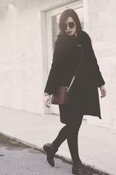 Rouge | Fur neck and black coat with a touch of burgundy