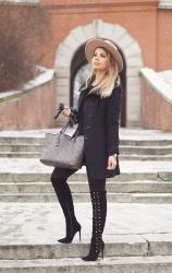 BLACK TOTAL LOOK | stylizacja zimowa z czarnym płaszczem