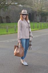 How to Do Comfy But Stylish Chic | Blush Knit, Boyfriend Jeans, Tartan Scarf