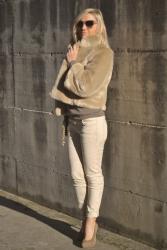 OUTFIT: FAUX FUR AND TURTLENECK SWEATER - PELLICCIA ECOLOGICA ABBINATA A JEANS BEIGE ED UN MAGLIONE DOLCEVITA- 