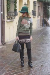 Patchwork sweater, floppy hat: urban boho look