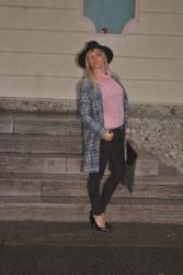 OUTFIT: OVERSIZE COAT, BLACK SKINNY JEANS AND FEDORA HAT -  CAPPOTTO OVERSIZE ABBINATO AD UN DOLCEVITA ROSA  -