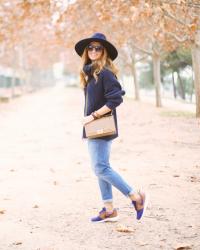 NIKE SNEAKERS AND BOYFRIEND JEANS