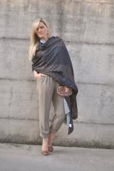 MANNISH OUTFIT - PANTALONI MASCHILI CON PINCES PER UN LOOK à LA GARÇONNE -