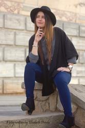 Look con capa, sombrero y botines de flecos. 