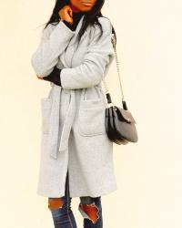 Manteau ceinturé et jeans déchiré