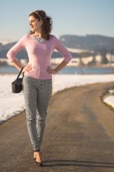 Praktisch und stylish: Karo-Hose und Sweater im Stil von Brigitte Bardot