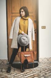 Vitamina C | Senape sweater and a brown shoulder bag
