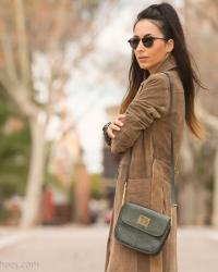 Estilo boho: Vestido de flores, trench de ante y botas altas