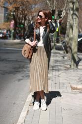 falda midi a rayas y biker