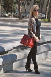 TOTAL BLACK OUTFIT AND A RED BAG - COME ABBINARE I JEANS NERI STRAPPATI -