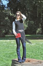 Frange e jeans a zampa per un perfetto look anni '70