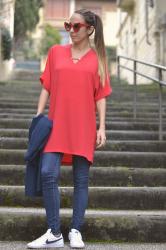 Outfit casual in rosso e blu 