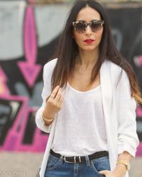 Jeans con Parches Meltin' Pot y Sandalias con pulsera en un look muy chic