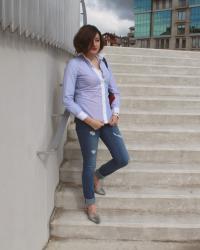 LOOK DE OFICINA CON CAMISA Y JEANS