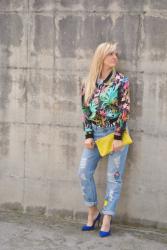 OUTFIT: BOYFRIEND RIPPED JEANS ABBINATI AD UN BOMBER A FIORI