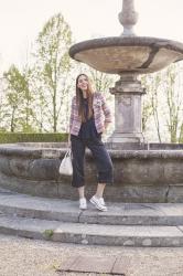 Culotte di jeans e una giacca a righe: un look da giorno con un dettaglio inaspettato!