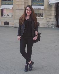 Look total black : haut en dentelle noir + slim noir + derbies noires !