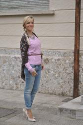 SPRING CASUAL OUTFIT - MAGLIONE DI  COTONE LILLA ABBINATO A JEANS SKINNY E MAXI SCIARPA -