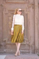 How to wear a golden skirt