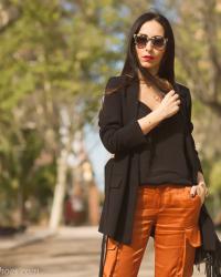 Sandalias lace up Isabel Marant, Blazer Negro y Pantalones cargo color naranja